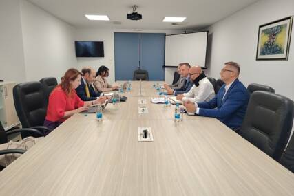 (FOTO) Unapređenje saradnje i novi planovi: Delegacija Svjetske banke u posjeti Investiciono-razvojnoj banci Srpske