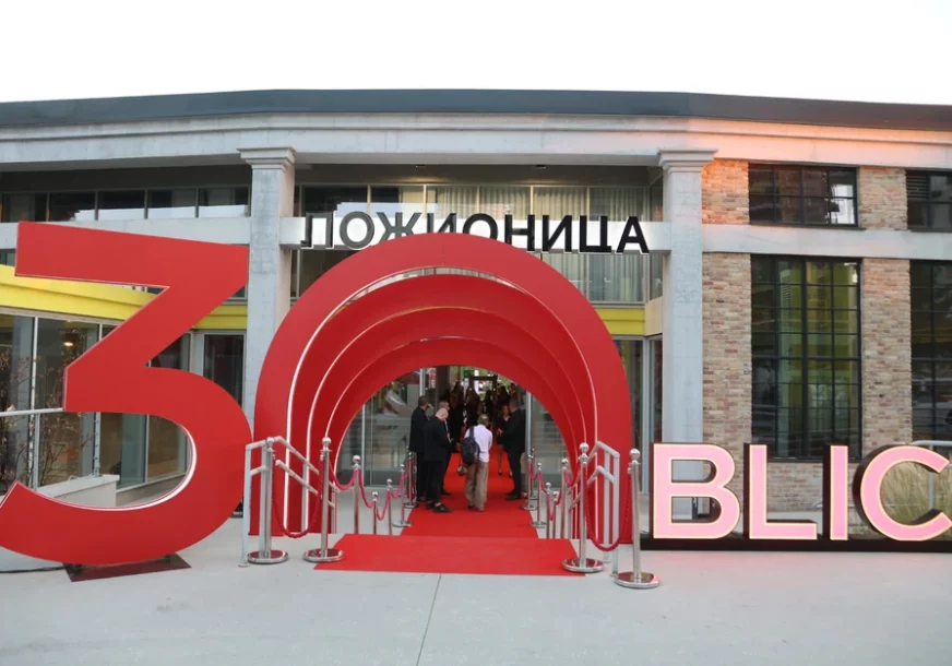 (FOTO) BLIC SLAVI 30. ROĐENDAN Na crvenom tepihu sam vrh javnog života, evo ko je sve došao
