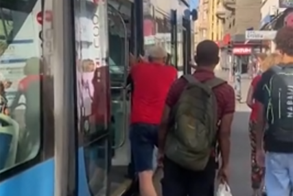 (VIDEO) "IZAĐITE DA GURATE" Hit scena u Zagrebu: Tramvaj stao usred vožnje, putnici mislili da se vozač šali, a onda su zasukali rukave