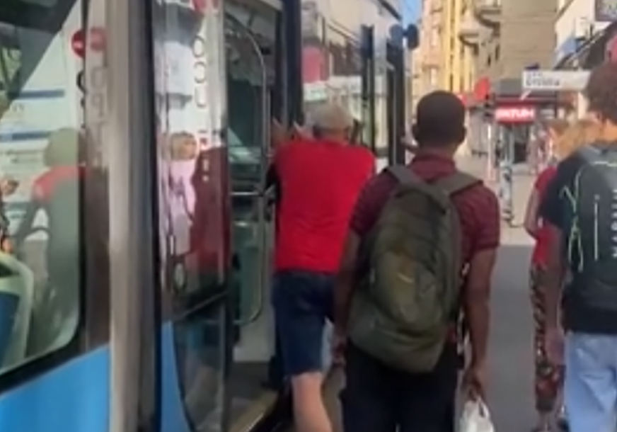 putnici guraju tramvaj u Zagrebu