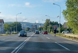 (VIDEO) Divljanje trotinetom tranzitu: Sa 60 km/h preticao automobile u Banjaluci