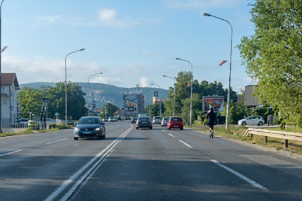 (VIDEO) Divljanje trotinetom tranzitu: Sa 60 km/h preticao automobile u Banjaluci