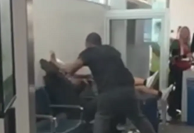 (VIDEO) JEZIVA TUČA NA AERODROMU Snimak haosa pogledali milioni, jedan mladić ostao da leži na zemlji