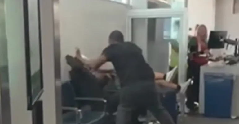 (VIDEO) JEZIVA TUČA NA AERODROMU Snimak haosa pogledali milioni, jedan mladić ostao da leži na zemlji