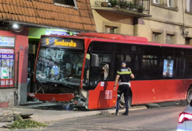 (VIDEO) Vozaču pozlilo tokom vožnje: U stravičnom slijetanju autobusa u Nišu povrijeđeno 6 osoba