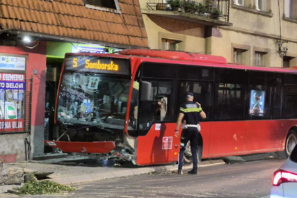 (VIDEO) Vozaču pozlilo tokom vožnje: U stravičnom slijetanju autobusa u Nišu povrijeđeno 6 osoba