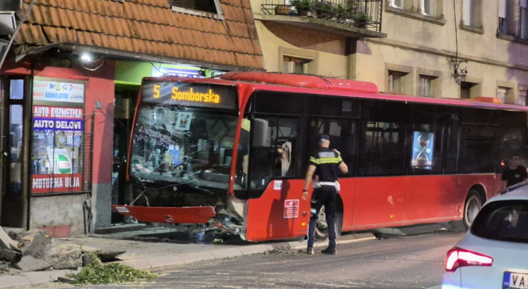 (VIDEO) Vozaču pozlilo tokom vožnje: U stravičnom slijetanju autobusa u Nišu povrijeđeno 6 osoba