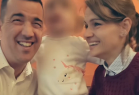(VIDEO) Snimak usvojene djevojčice rasplakao mnoge: Zagrlila roditelje svom snagom, pa izgovorila rečenicu koju će mnogi dugo pamtiti