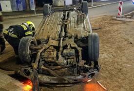 (FOTO) Detalji teške nesreće u Banjaluci: Automobil se prevrnuo na krov, povrijeđene 2 osobe, vozač pobjegao