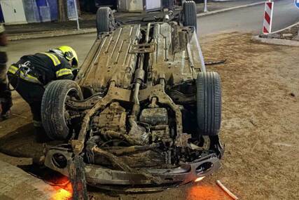 (FOTO) Detalji teške nesreće u Banjaluci: Automobil se prevrnuo na krov, povrijeđene 2 osobe, vozač pobjegao