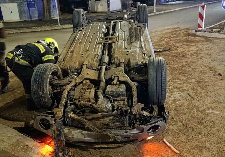 (FOTO) Detalji teške nesreće u Banjaluci: Automobil se prevrnuo na krov, povrijeđene 2 osobe, vozač pobjegao