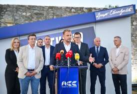 (FOTO) Opozicija otvorila kampanju na Kastelu: Stanivuković najavio obilazak Srpske kamperom, a evo šta su poručili kandidati za inokosne funkcije