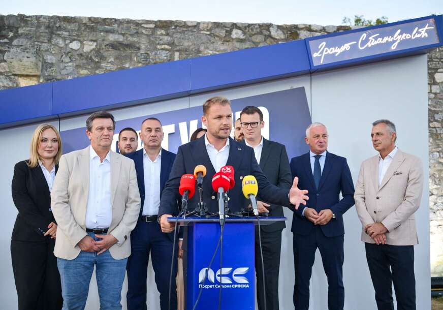 (FOTO) Opozicija otvorila kampanju na Kastelu: Stanivuković najavio obilazak Srpske kamperom, a evo šta su poručili kandidati za inokosne funkcije