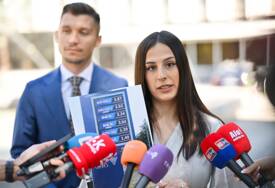 (FOTO) "SNSD NEĆE DA POMOGNE" Vukomanovićeva i Kresojević poručili da vlast nije briga što GORIVO POSKUPLJUJE
