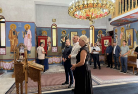 (FOTO) Položili vijenac poginulim borcima Vojske Republike Srpske: Minić i Cvijanovićeva u posjeti hramu u Puškovcu