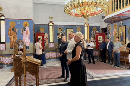 (FOTO) Položili vijenac poginulim borcima Vojske Republike Srpske: Minić i Cvijanovićeva u posjeti hramu u Puškovcu