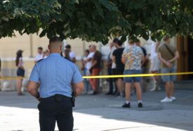 (VIDEO, FOTO) Policijske trake kod kuće Milanovića: Nesvakidašnji prizor u centru Banjaluke, organizatori tajnoviti