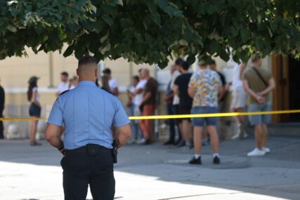 (VIDEO, FOTO) Policijske trake kod kuće Milanovića: Nesvakidašnji prizor u centru Banjaluke, organizatori tajnoviti