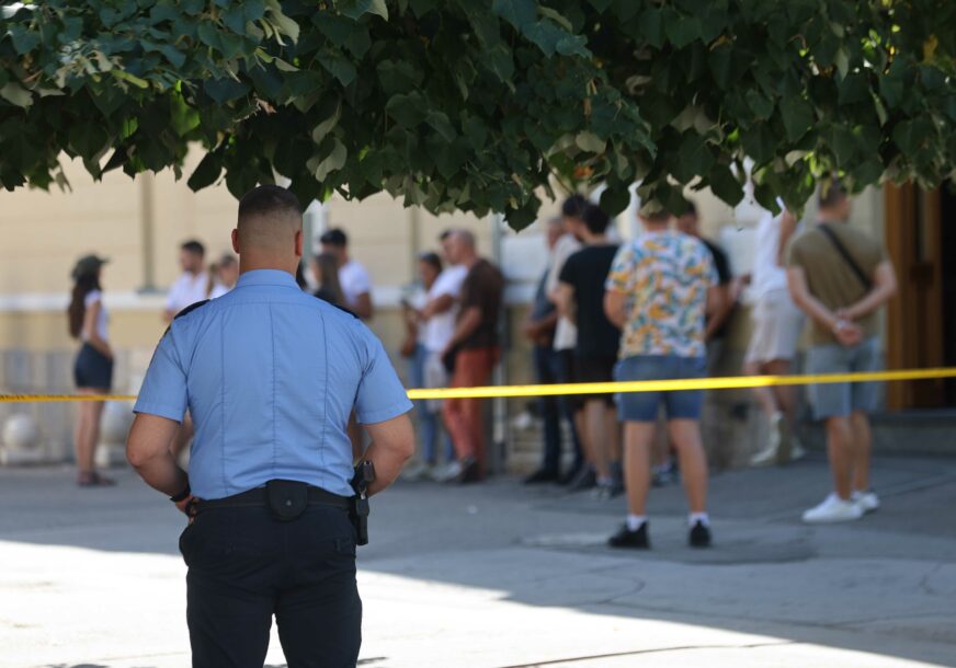 (VIDEO, FOTO) Policijske trake kod kuće Milanovića: Nesvakidašnji prizor u centru Banjaluke, organizatori tajnoviti