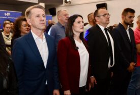 (FOTO"Mi znamo kako da povećamo plate i penzije" Sa predizbornog skupa Narodnog fronta poslate OPTIMISTIČNE PORUKE