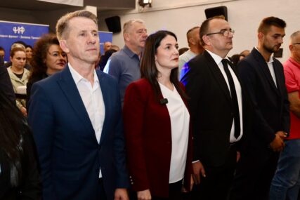 (FOTO"Mi znamo kako da povećamo plate i penzije" Sa predizbornog skupa Narodnog fronta poslate OPTIMISTIČNE PORUKE