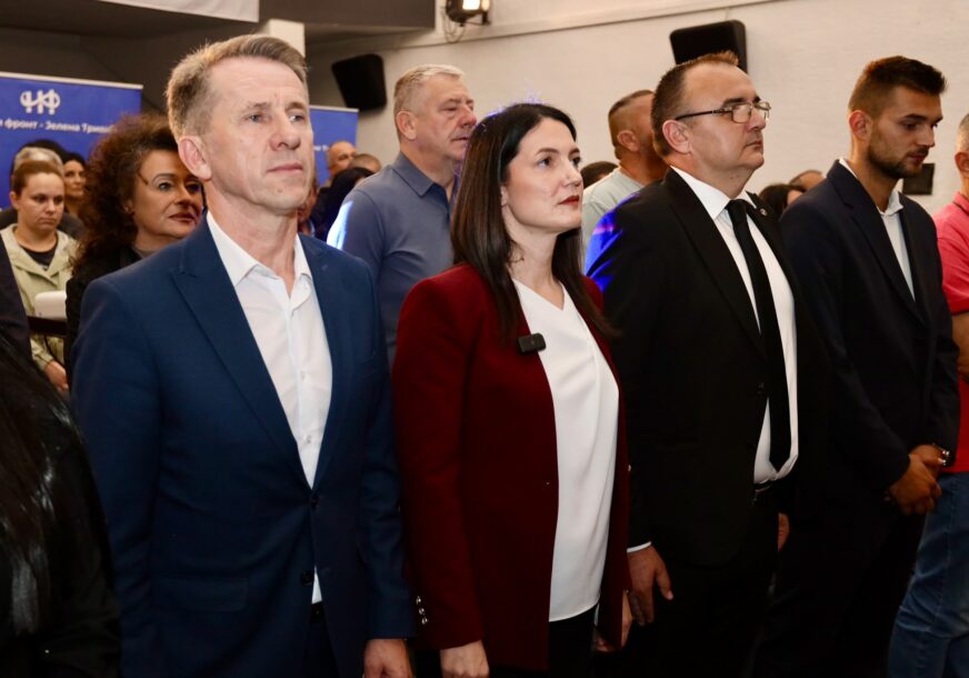 (FOTO) "Mi znamo kako da povećamo plate i penzije" Sa predizbornog skupa Narodnog fronta poslate OPTIMISTIČNE PORUKE