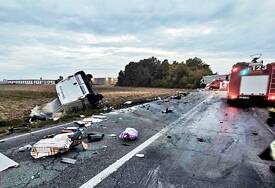 (FOTO) TRAGEDIJA KOD BIJELJINE Detalji stravične nesreće, stradao muškarac iz kombija, vozač kamiona povrijeđen