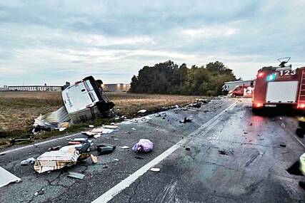 (FOTO) TRAGEDIJA KOD BIJELJINE Detalji stravične nesreće, stradao muškarac iz kombija, vozač kamiona povrijeđen