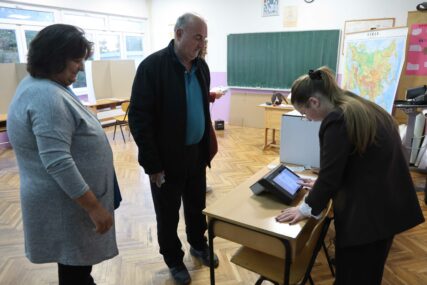 (VIDEO) Otvorena birališta širom BiH: Počelo glasanje uz NOVE TEHNOLOGIJE - evo šta danas čeka birače