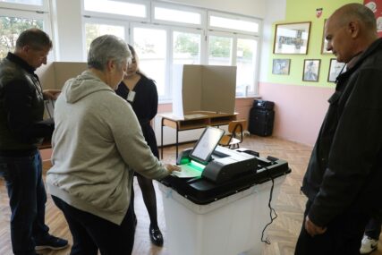 (FOTO, VIDEO) Otvorena birališta širom BiH: Počelo glasanje uz NOVE TEHNOLOGIJE - evo šta danas čeka birače