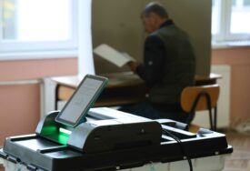 (VIDEO) MUKE NA POČETKU Ovako izgleda namještanje "nove tehnologije" zbog koje kasni glasanje NA OVOM IZBORNOM MJESTU u Banjaluci