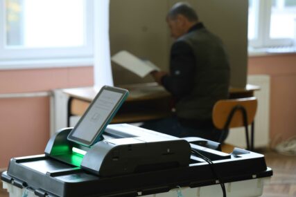 (VIDEO) MUKE NA POČETKU Ovako izgleda namještanje "nove tehnologije" zbog koje kasni glasanje NA OVOM IZBORNOM MJESTU u Banjaluci