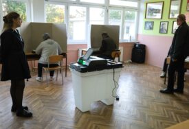 U Bijeljini NISU OTVORENA 184 biračka mjesta: Skeneri ne rade, a neki prelaze na "ručno glasanje"