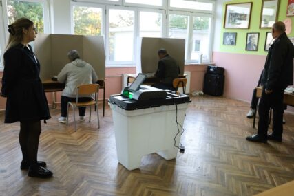 U Bijeljini NISU OTVORENA 184 biračka mjesta: Skeneri ne rade, a neki prelaze na "ručno glasanje"