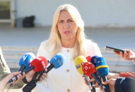 (FOTO) "Ovi izbori trasiraju put mirne i stabilne Srpske" Cvijanovićeva otkrila šta se dešavalo na njenom biračkom mjestu