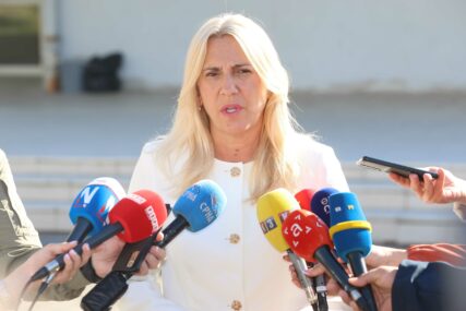 (FOTO) "Ovi izbori trasiraju put mirne i stabilne Srpske" Cvijanovićeva otkrila šta se dešavalo na njenom biračkom mjestu