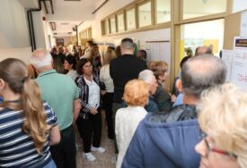 (VIDEO, FOTO) Velike gužve zbog problema sa novom tehnologijom: Pogledajte PUNE HODNIKE u ovoj banjalučkoj školi