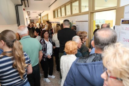 (VIDEO, FOTO) Velike gužve zbog problema sa novom tehnologijom: Pogledajte PUNE HODNIKE u ovoj banjalučkoj školi