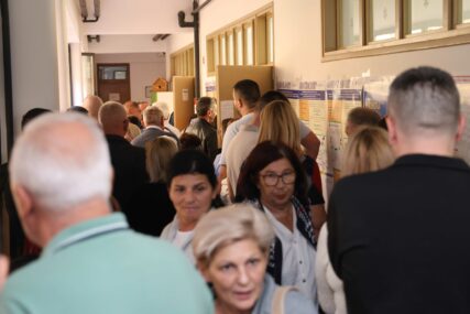 "ZATVARANJE ĆE BITI POMJERENO" Izlaznost birača po lokalnim zajednicama u Srpskoj, evo gdje su nove tehnologije ZAKAZALE