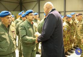 (FOTO) Odao počast poginulima u helikopterskoj nesreći: Italijanski ministar odbrane posjetio štab EUFOR u Butmiru