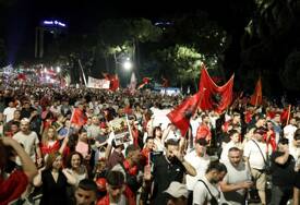 Haos na protestima u Tirani: Zapaljeni zgrada opštine i banka, povrijeđeni demonstranti, policajci i novinari