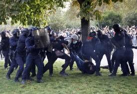 Dječaku (15) policijska šok bomba raznijela ruku: Tinejdžeri tokom protesta u Francuskoj zadobili povrede poput ratnih