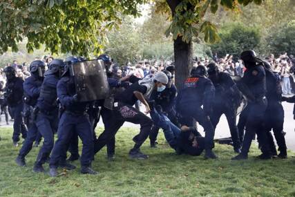 Dječaku (15) policijska šok bomba raznijela ruku: Tinejdžeri tokom protesta u Francuskoj zadobili povrede poput ratnih