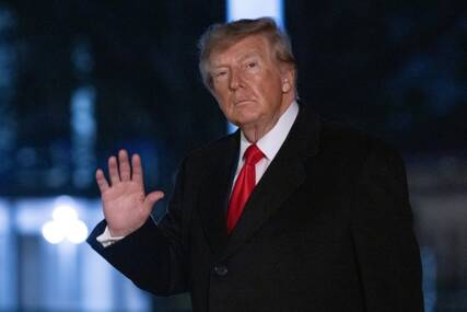 DONALD TRAMP OPTUŽIO RUSIJU I UKRAJINU ZA KRŠENJE PRIMIRJA Poručio Putinu i Zelenskom da okončaju „Ovaj budalasti rat“