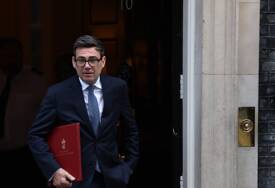 SKORO MILION MLADIH NE ŠKOLUJE SE I NE RADI Britanski premijer otkrio da državi prijeti ekonomska katastofa