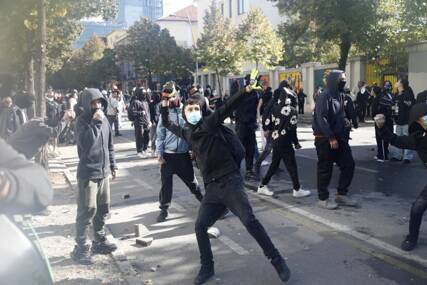 (VIDEO) Haos u Tirani ne prestaje: Policija se obračunava sa demonstrantima u dvorištu pravoslavne crkve