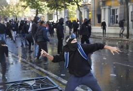 Opšti haos u Tirani: Demonstranti zapalili policajca, lete molotovljevi kokteli i suzavac
