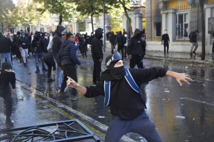 Opšti haos u Tirani: Demonstranti zapalili policajca, lete molotovljevi kokteli i suzavac