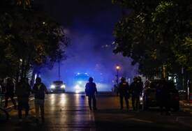 Jedva se probili sa koferima: Objavljen snimak turista koji su se našli usred uličnog rata u Parizu