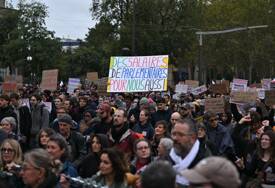 HAOS NA ULICAMA FRANCUSKE Uhapšeno 135 ljudi, na protestima desetine hiljada demonstranata
